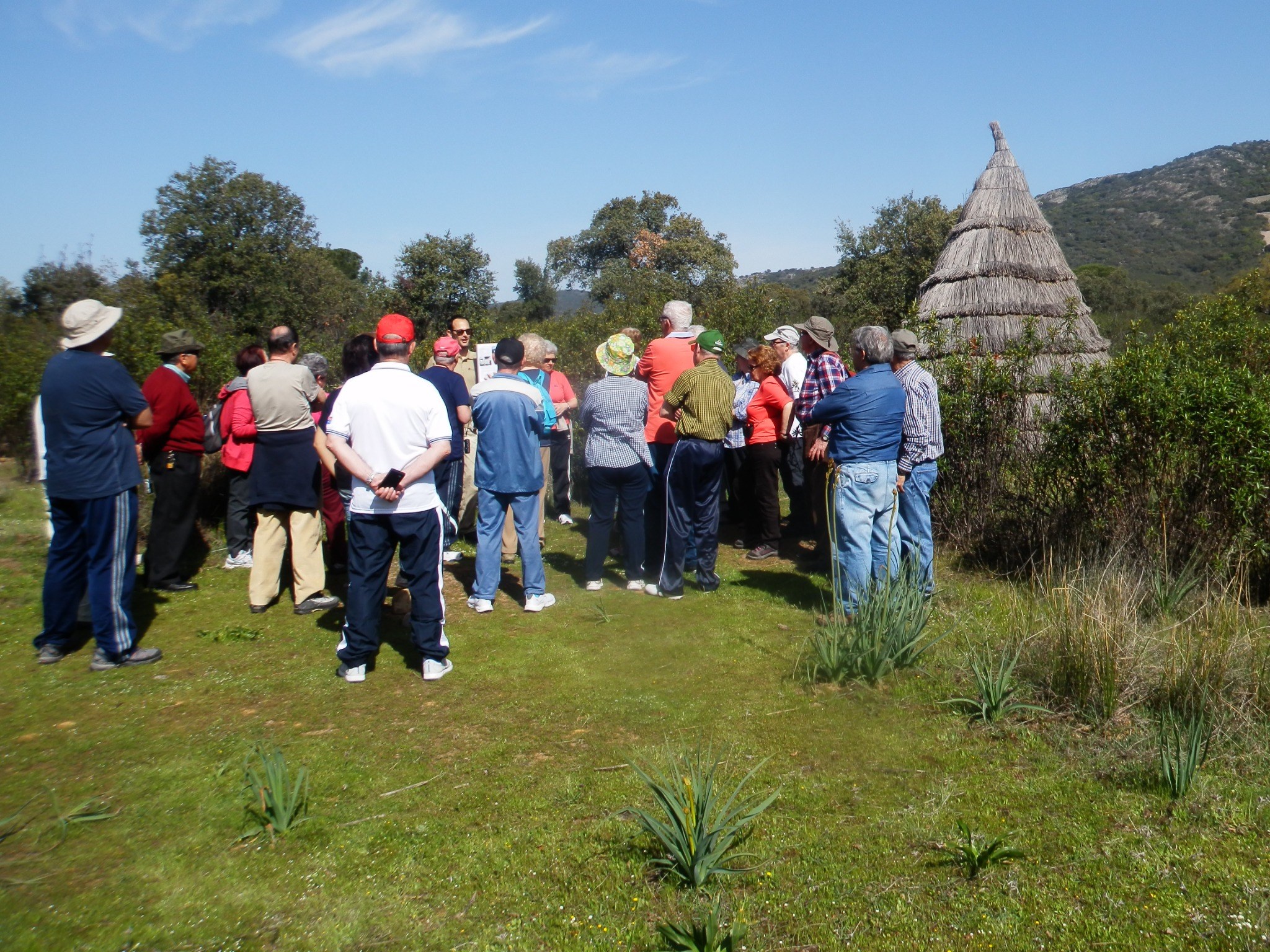 Grupo durante una ruta interpretativa sobre etnografía y naturaleza en el entorno de Cabañeros, Ciudad Real.